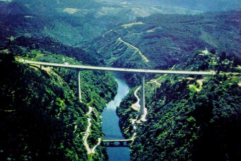 <div style="text-align:center; color:white;"><div style="font-size:17px; ">Bridge over the Zêzere River on the IC8</div><br>Client: Junta Autónoma de Estradas<br>Year: 1993 – 1995</div>