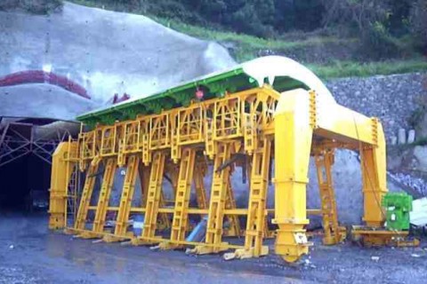<div style="text-align:center; color:white;"><div style="font-size:17px; ">South Road Access on the ER101 Machico / Faial to the North Tunnel</div><br>Client: Governo Regional da Madeira<br>Year: 1999 – 2000</div>