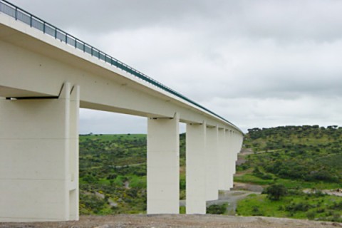 <div style="text-align:center; color:white;"><div style="font-size:17px; ">Bridge over Ribeira de Alcarrache *</div><br>Cliente: EDIA<br>Ano: 1999 – 2000</div>