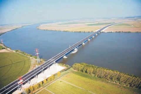 <div style="text-align:center; color:white;"><div style="font-size:17px; ">Carregado Bridge</div><br>Client:  Brisa – Autoestradas de Portugal, S.A.<br>Year: 2007 – 2007</div>