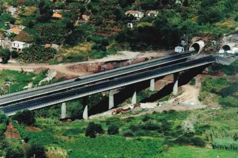 <div style="text-align:center; color:white;"><div style="font-size:17px; ">Bridge over Ribeira dos Melões</div><br>Client: SRESA (R.A. Madeira)<br>Year: 1994 – 1996</div>