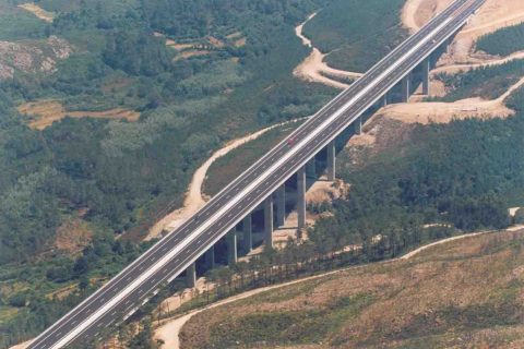 <div style="text-align:center; color:white;"><div style="font-size:17px; ">Viaduct at Lousado</div><br>Client: Brisa SA<br>Year: 1996 – 1998 </div>
