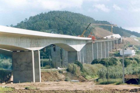 <div style="text-align:center; color:white;"><div style="font-size:17px; ">Bridge over Ribeira de Alfeizerão</div><br>Client: Auto-Estradas do Atlântico SA<br>Year: 2000 – 2001</div>