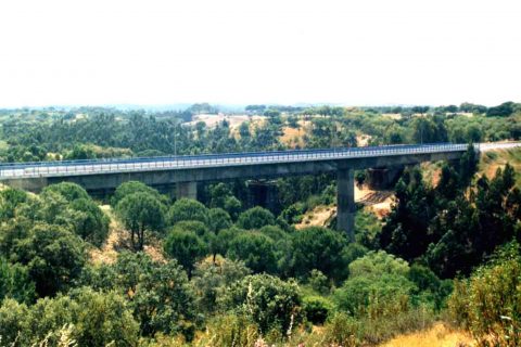 <div style="text-align:center; color:white;"><div style="font-size:17px; ">Espinhaço de Cão Bridge (South Line)</div><br>Client: REFER<br>Year: 2000 – 2002</div>
