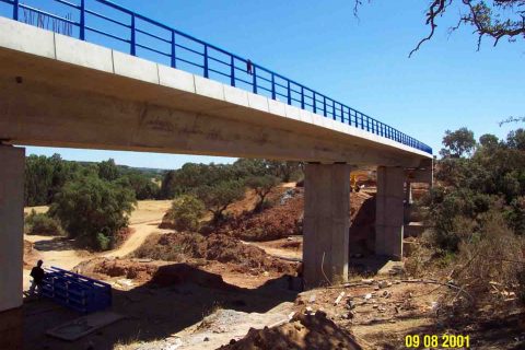 <div style="text-align:center; color:white;"><div style="font-size:17px; ">Corona Bridge (South Line)</div><br>Client: REFER<br>Year: 2000 – 2002</div>