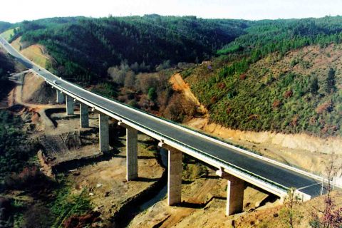 <div style="text-align:center; color:white;"><div style="font-size:17px; ">Bridge over Ribeira de Pera</div><br>Client: JAE – Junta Autónoma de Estradas <br>Year: 1992 – 1993</div>