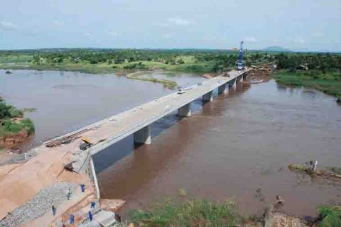 <div style="text-align:center; color:white;"><div style="font-size:17px; ">Bridge over the Lugela River (Mozambique)</div><br>Client: Administração Nacional de Estradas<br>Year: 2006 – 2007</div>