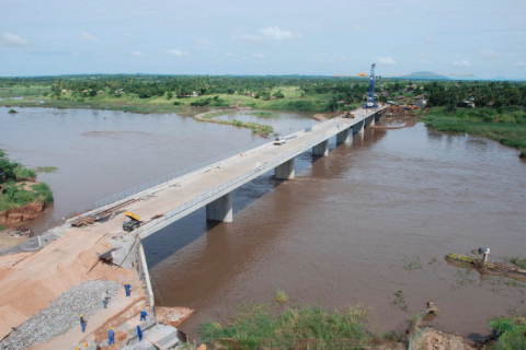 <div style="text-align:center; color:white;"><div style="font-size:17px; ">Ponte sobre o Rio Lugela (Moçambique)</div><br>Cliente: Administração Nacional de Estradas<br>Ano: 2006 – 2007</div>