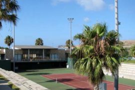 <div style="text-align:center; color:white;"><div style="font-size:17px; ">Complexe de Court de Tennis de Porto Santo</div><br>Client: Sociedade de Desenvolvimento de Porto Santo SA<br>Année: 2004 – 2004</div>